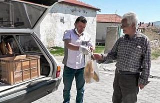 İlçeyi dolaşıp ücretsiz ekmek dağıttı