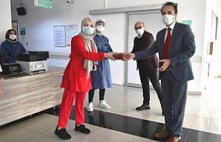 İlk mahsul çilekler sağlık çalışanlarına