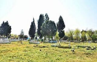İncirliova’da belediye mezarlıkları temizliyor