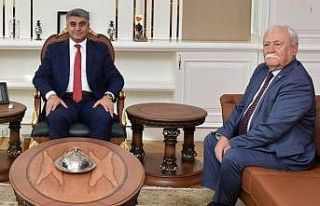 İş adamı Dizdar’dan bin koli gıda ve temizlik...