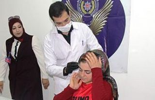 İşitme engelli genç kadının ’duyma’ sevinci