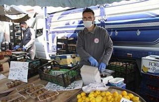Isparta pazarlarında esnaf tulum giyerek satış...
