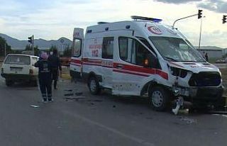Isparta’da ambulans ile otomobil çarpıştı: 1’i...