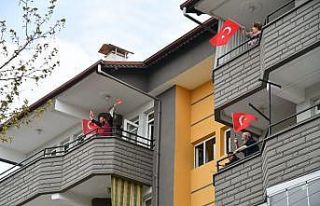 Isparta’da evler Türk Bayraklarıyla donatılıyor