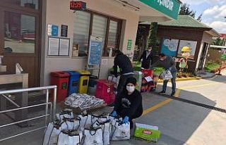 İşsiz kalan işçilere yardım paketi ulaştırıyorlar