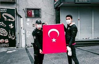 İstanbul’da vatandaşa 100 bin bayrak dağıtıldı