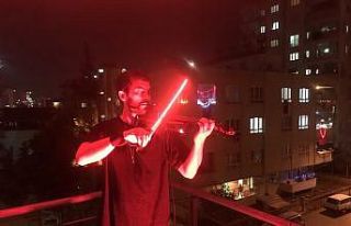 İstiklal Marşı’nı kemanıyla çaldı komşuları...