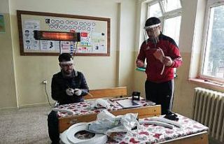 İvrindili öğretmenler maske üretimine başladı