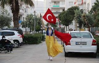 İzmir’de 23 Nisan coşkusu balkonlarda kutlandı