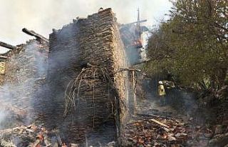 İzmir’de alevler bitişik yapılara da sıçradı;...