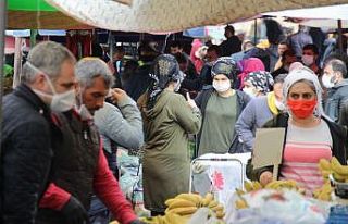 İzmir’de pazaryerinde sosyal mesafe kuralına uyulmadı