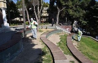 İzmit Belediyesi park ve bahçelerdeki dezenfekte...