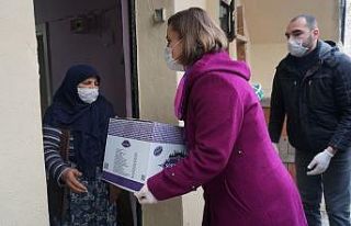 İzmit’te ilk yardım kolilerini Başkan Hürriyet...