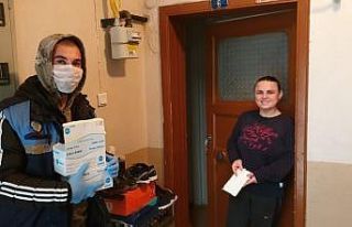 İznik’te kapı kapı maske dağıtılıyor