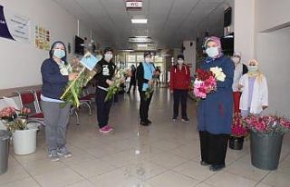 İZTO’dan sağlık çalışanlarına “çiçek”...