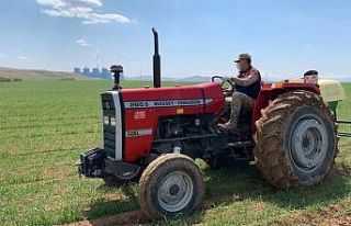 Jandarma çiftinin tarlasını gübreledi