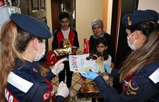 Jandarma çocukların bayramını evlerinde kutladı