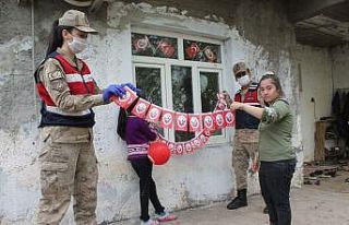 Jandarma down sendromlu çocuğun 23 Nisan isteğini...