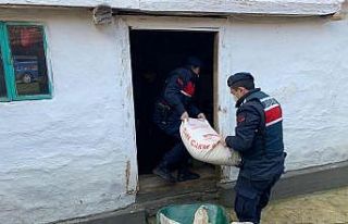 Jandarma un ve yem çuvallarını evin içine kadar...