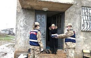 Jandarma, vatandaşın sosyal yardım ödemesini evlerine...