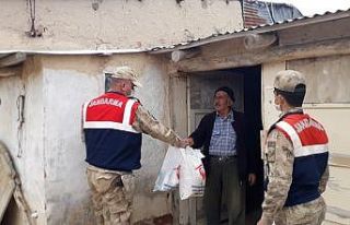 Jandarma yardım paralarını evlere ulaştırıyor