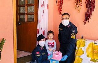 Jandarmadan 4 yaşındaki Ece’ye doğum günü sürprizi