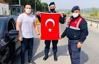 Jandarmadan bayraklı kutlama