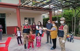 Jandarmadan çocuğa doğum günü kutlaması