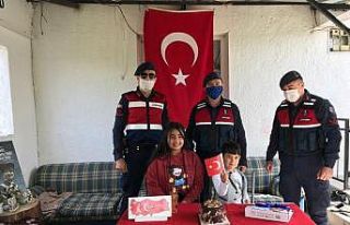 Jandarmadan çocuklara 23 Nisan ve doğum günü sürprizi