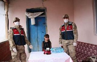 Jandarma’dan Elif Nisa’ya sürpriz doğum günü...