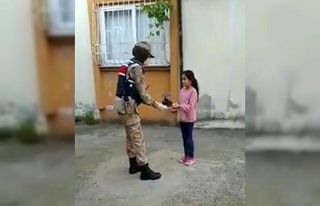 Jandarmadan küçük kıza doğum günü sürprizi