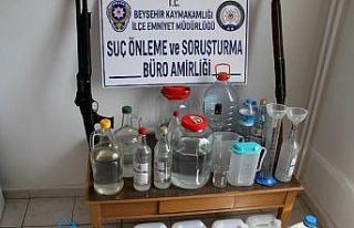 Kaçak içki imalatı yapılan evlere polis baskını