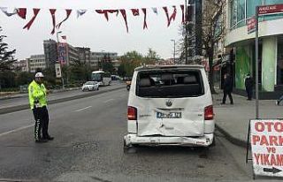 Kadıköy’de İETT otobüsü minibüse çarptı:...