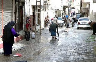 Kadınlar korona virüsüne karşı sokakları temizledi