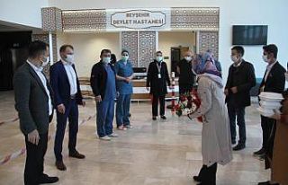 Kadınlardan sağlık çalışanlarına ikram, çiçek...