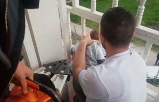 Kafası balkon demirine sıkışan çocuk itfaiye...