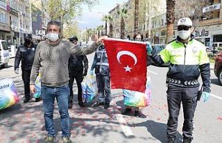 Kahramanmaraşlı esnaftan polislere yastık, bayrak