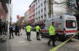 Kaldırıma çıkan otomobilin 2 kişiye çarptığı...