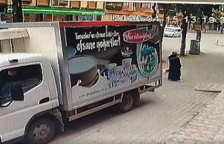 Kaldırımda geri manevra yapan kamyonetin çarptığı...