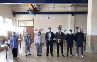 Kamu görevlileri için siper maske üretiyorlar