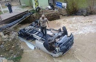 Kamyonet dereye uçtu: 2 kişi boğulmaktan son anda...