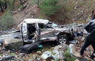 Kamyonet uçuruma yuvarlandı: 3 ölü