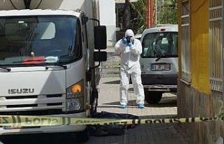 Kamyonetin altında kalan yaşlı adam hayatını...