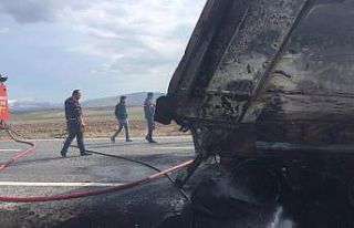 Kamyonun dorsesi cayır cayır yandı