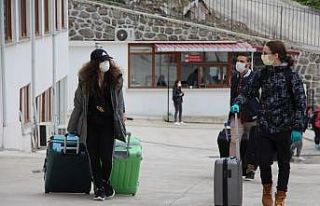 Kanada’dan getirilen Türk öğrenciler Trabzon’da...