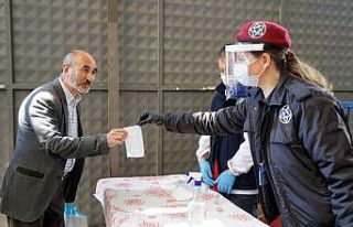 Kapalı pazaryerinde vatandaş ve esnaflara maske...