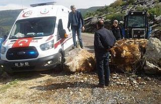 Kapanan yol ambulansa geçit vermedi