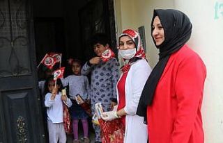 Kapı kapı dolaşarak 140 çocuğa sanat malzemesi...
