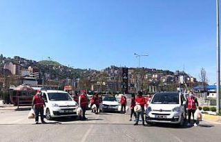 Kapı kapı dolaşıp 4 bin ekmek dağıttılar