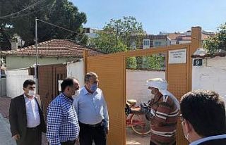 Kapı kapı gezip maske ve yardım kolisi dağıttılar